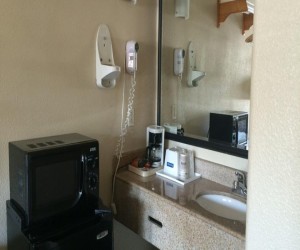 Travel Inn San Francisco - Bathroom vanity and micro-fridge